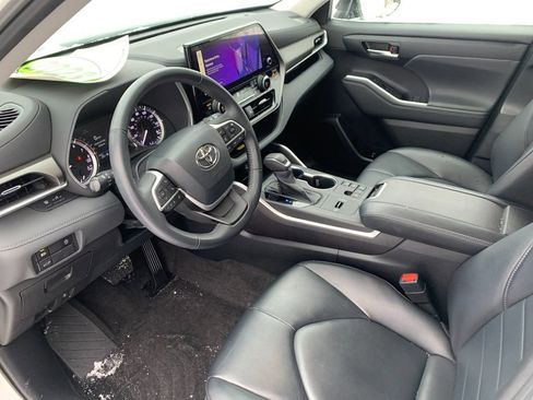 Used 2023 Toyota Highlander XLE image 11