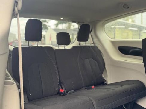 Used 2017 Chrysler Pacifica Touring image 8