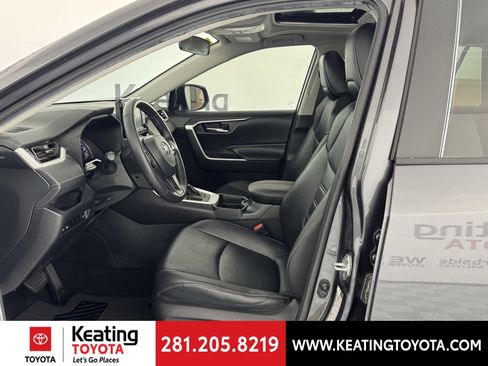 Used 2021 Toyota RAV4 XLE Premium image 14