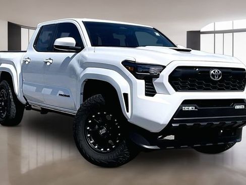 Used 2025 Toyota Tacoma TRD Sport AWD/4WD image 3