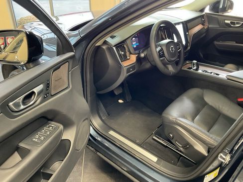 Used 2024 Volvo XC60 B5 Plus image 9