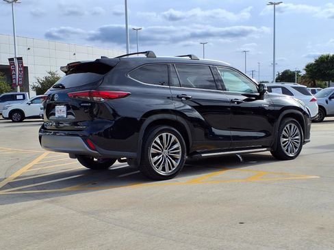 Used 2021 Toyota Highlander Platinum FWD image 5