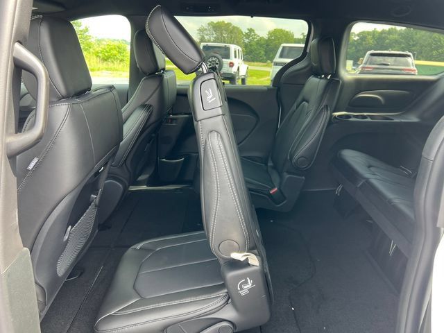 New 2027 Chrysler Pacifica Select FWD image 5