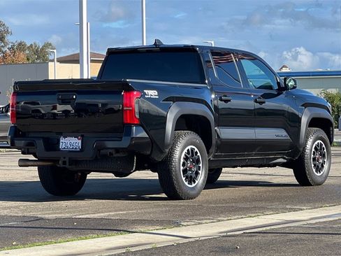 Certified 2025 Toyota Tacoma TRD Off-Road image 5