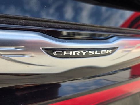 Used 2022 Chrysler Pacifica Touring-L image 14