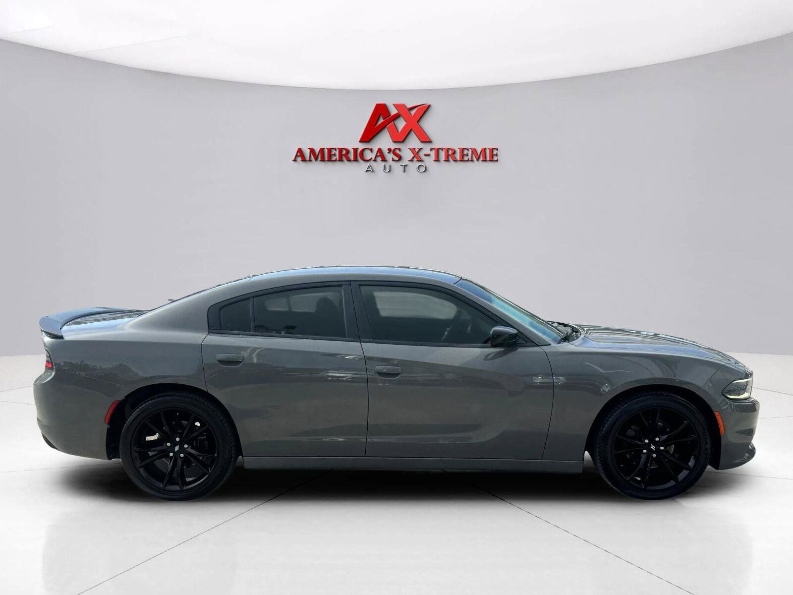 Used 2018 Dodge Charger SXT w/ Blacktop Package RWD image 7