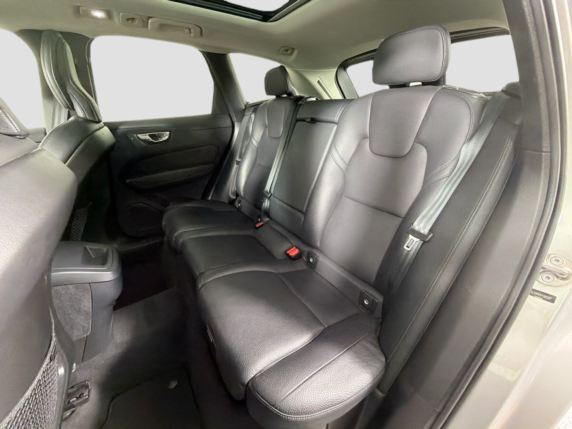Certified 2023 Volvo XC60 B5 Plus w/ Protection Package Premier AWD/4WD image 24