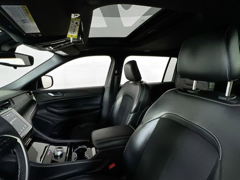 Used 2023 Jeep Grand Cherokee L Laredo image 21