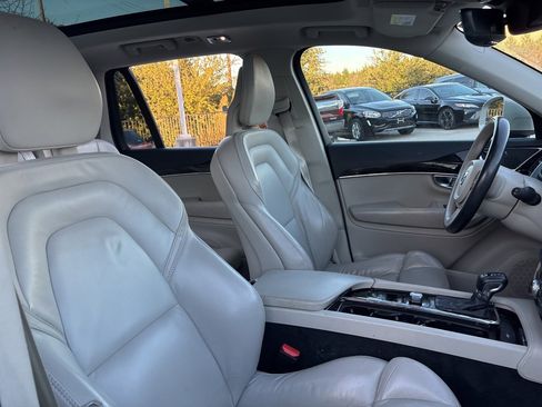 Used 2018 Volvo XC90 T6 Momentum w/ Convenience Package image 9