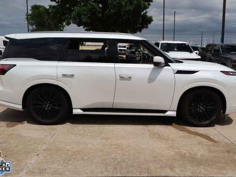 Used 2025 INFINITI QX80 Sensory AWD/4WD image 2