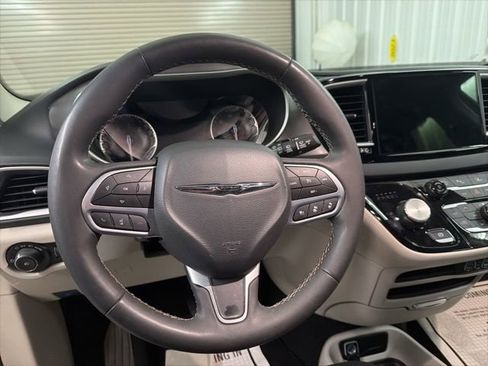 Used 2023 Chrysler Pacifica Touring-L image 18