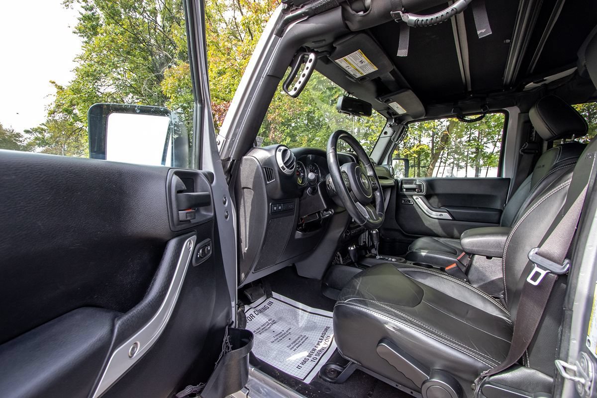 Used 2013 Jeep Wrangler Unlimited Rubicon w/ Connectivity Group AWD/4WD image 8