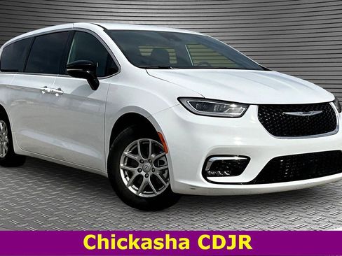 Used 2025 Chrysler Pacifica Select image 3