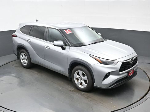 Used 2024 Toyota Highlander LE AWD/4WD image 35