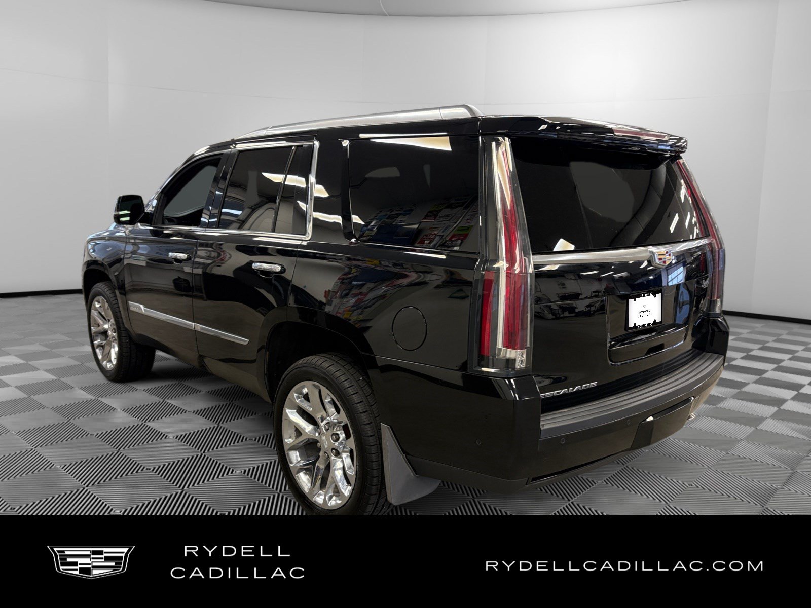 Used 2018 Cadillac Escalade Platinum AWD/4WD image 3