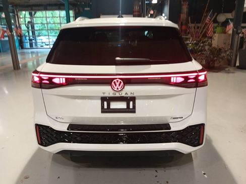 Used 2025 Volkswagen Tiguan SEL R-Line AWD/4WD image 16
