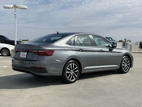 Used 2025 Volkswagen Jetta SE FWD image 3