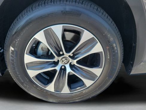 Used 2023 Toyota Highlander XLE image 10