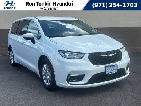 Used 2023 Chrysler Pacifica Touring-L FWD image 1