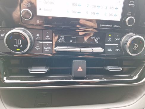 Used 2022 Toyota Highlander XLE image 27