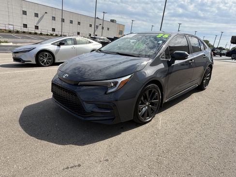 Certified 2025 Toyota Corolla SE FWD image 3