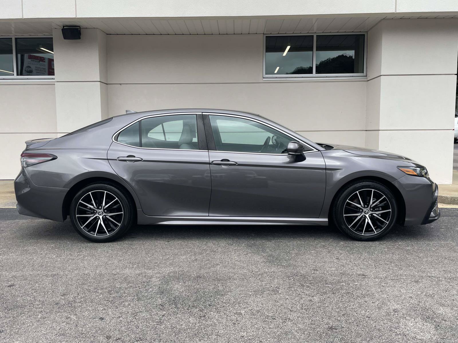 Used 2023 Toyota Camry SE w/ Convenience Package FWD image 2