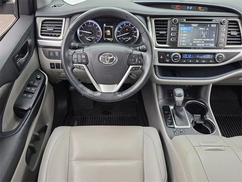 Used 2019 Toyota Highlander XLE image 7