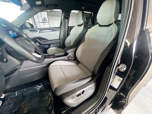 Used 2025 Volkswagen Tiguan SE R-Line image 10