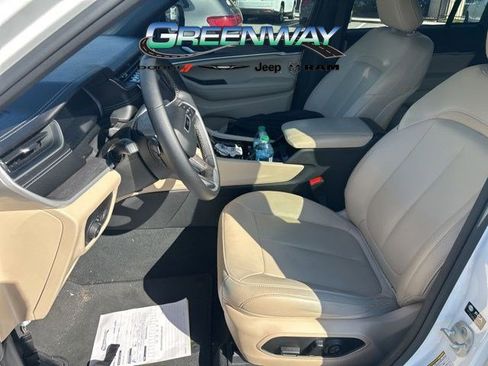 Used 2023 Jeep Grand Cherokee Limited image 17