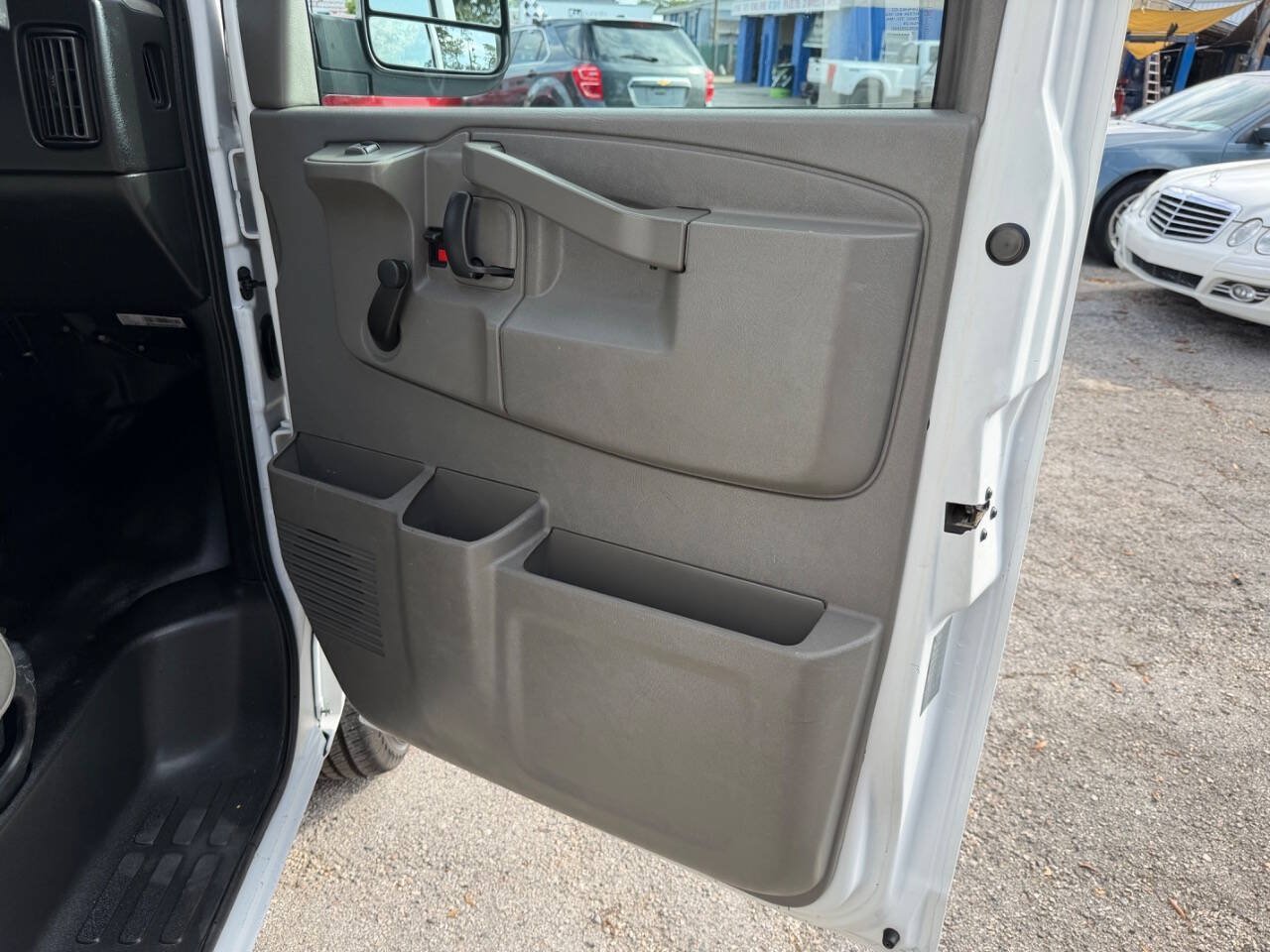Used 2017 Chevrolet Express 3500 RWD image 16
