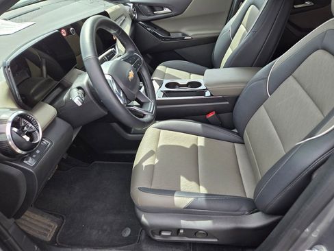 Used 2025 Chevrolet Equinox LT w/ Convenience Package II FWD image 3