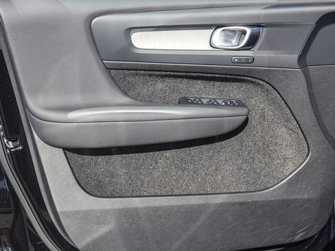 Used 2025 Volvo XC40 B5 Plus image 19