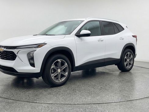 Used 2025 Chevrolet Blazer LT FWD image 3