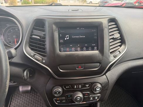 Used 2019 Jeep Cherokee Latitude w/ Cold Weather Group image 20