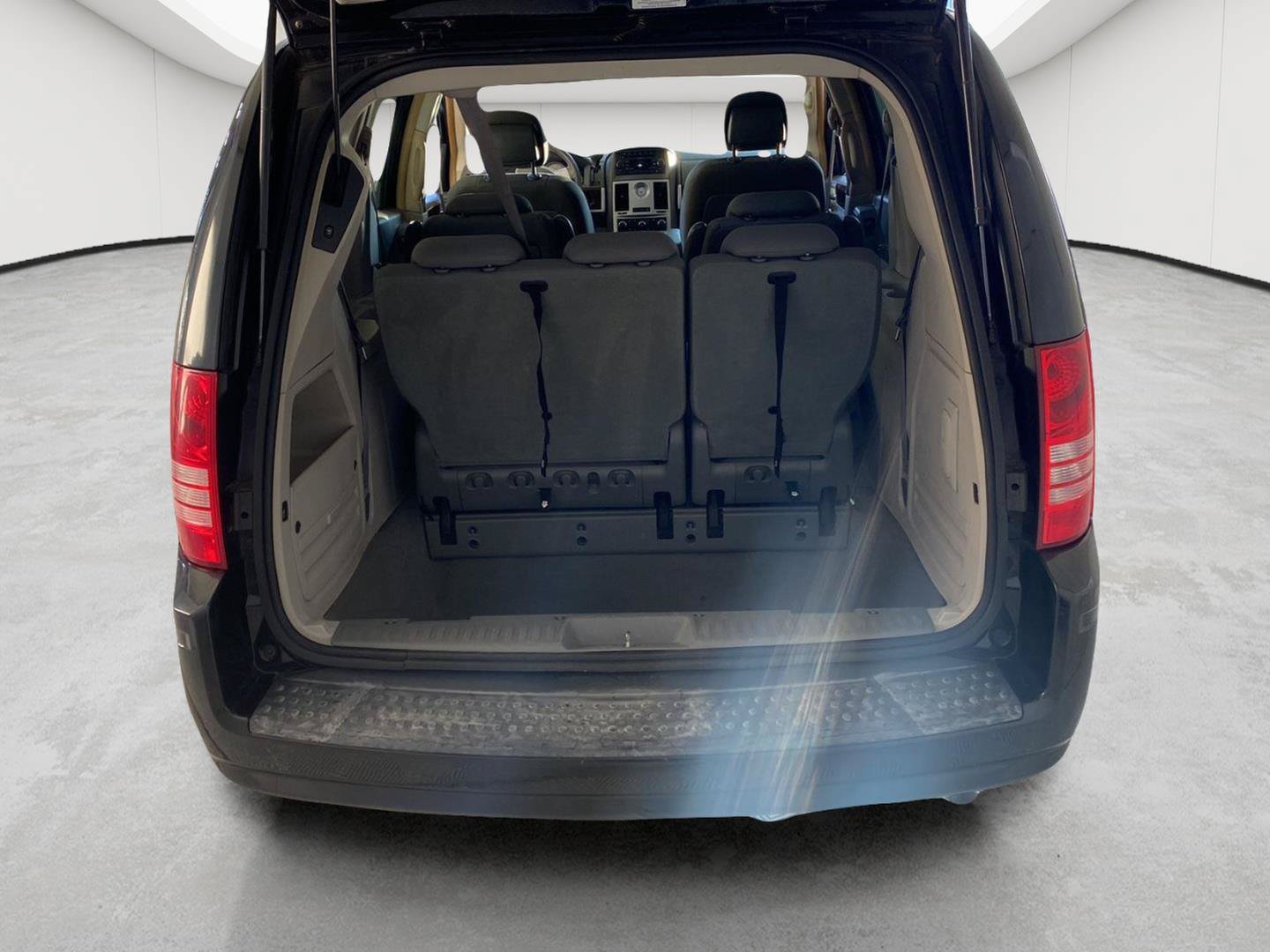 Used 2010 Chrysler Town & Country Touring FWD image 8