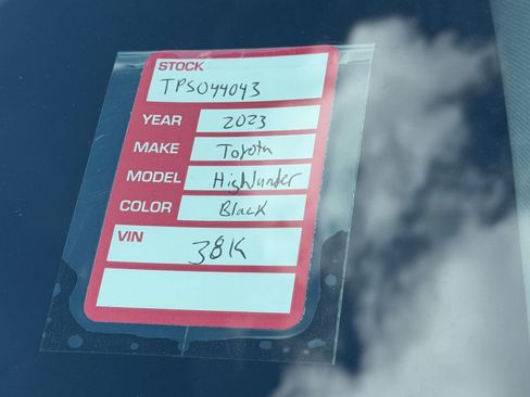 Used 2023 Toyota Highlander XLE image 14