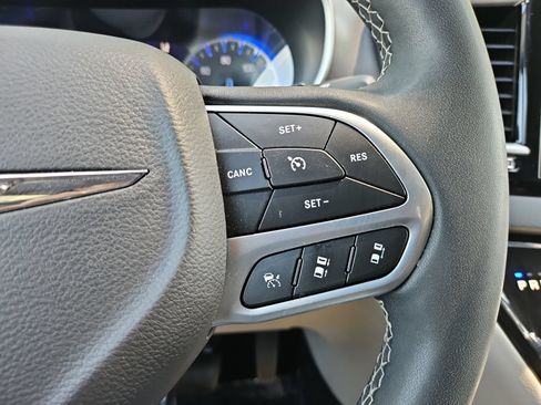 Used 2023 Chrysler Pacifica Touring-L FWD image 29