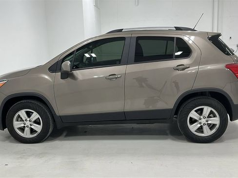 Used 2022 Chevrolet Trax LT w/ Premium Seat Package AWD/4WD image 2