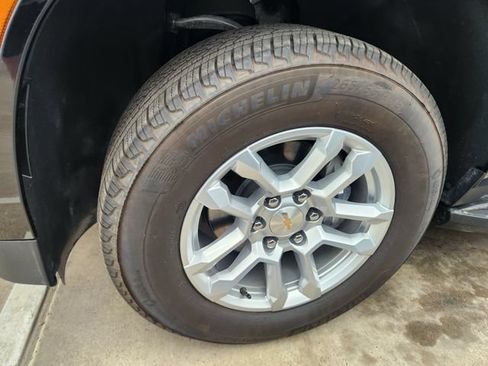 Used 2025 Chevrolet Suburban LS RWD image 9