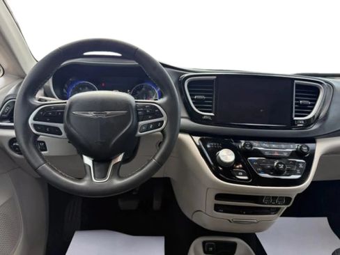 Used 2022 Chrysler Pacifica Touring-L w/ Uconnect Theater Family Group FWD image 27
