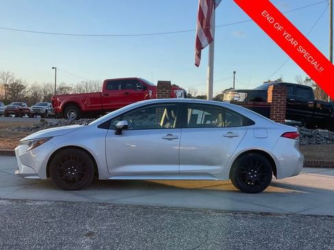 Used 2022 Toyota Corolla LE image 4