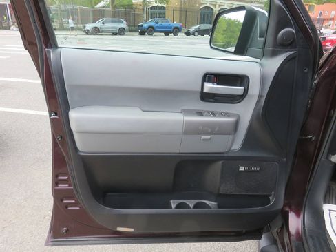 Used 2015 Toyota Sequoia Limited AWD/4WD image 31