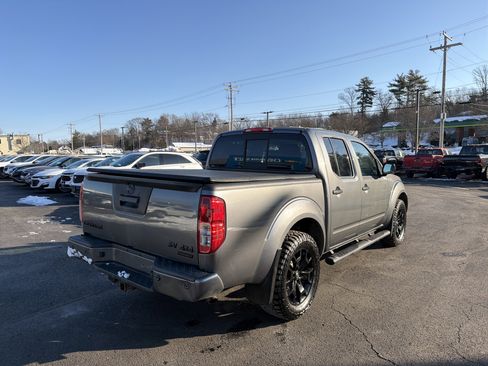Used 2021 Nissan Frontier SV w/ Midnight Edition Floor Mats image 6