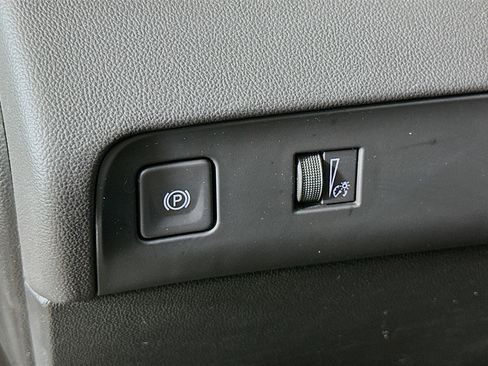 Used 2024 Buick Enclave Essence image 17