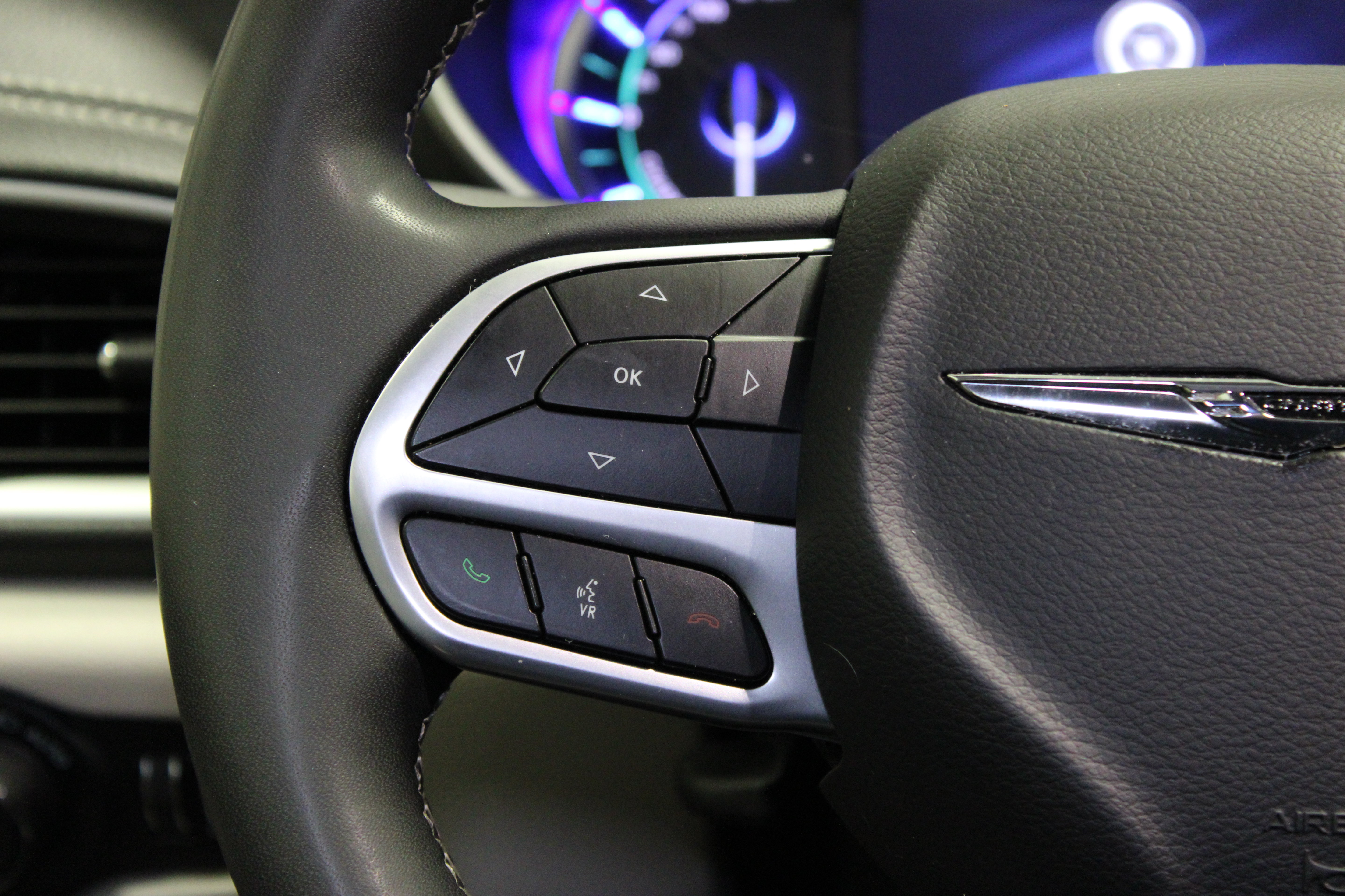 Used 2024 Chrysler Pacifica Limited FWD image 32