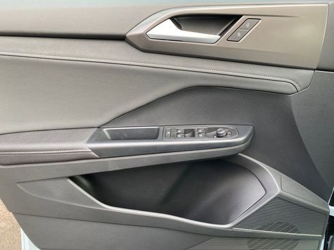 New 2026 Volkswagen Taos SE FWD image 31