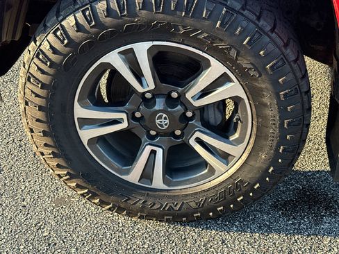 Used 2017 Toyota Tacoma TRD Sport w/ Tow Package AWD/4WD image 10