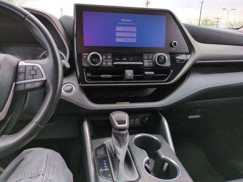 Used 2023 Toyota Highlander XLE image 17