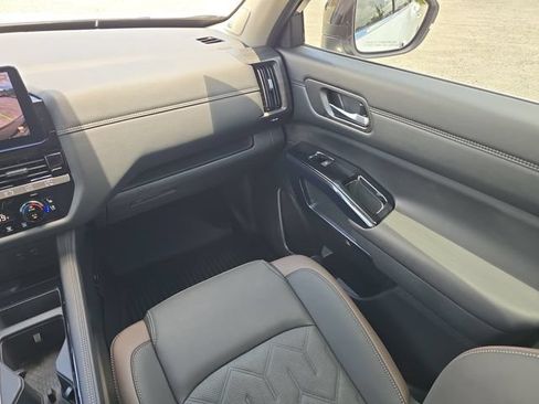 Used 2026 Nissan Pathfinder Platinum FWD image 12