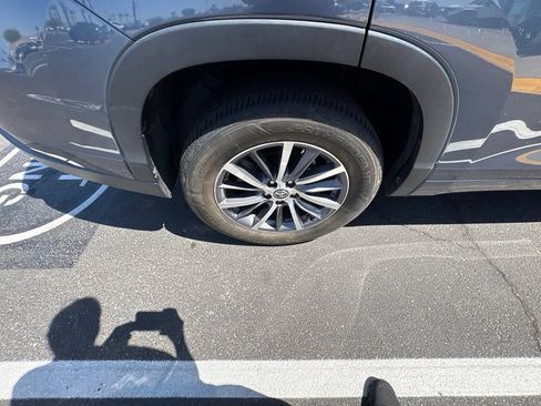 Used 2018 Toyota Highlander XLE FWD image 13
